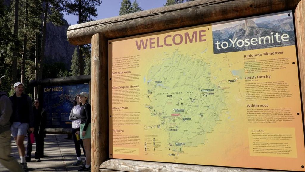 Tourists board a free bus in Yosemite National Park as the U.S. government shutdown enters its 18th day in Yosemite Valley, California, U.S., October 18, 2025. REUTERS/Joseph Campbell